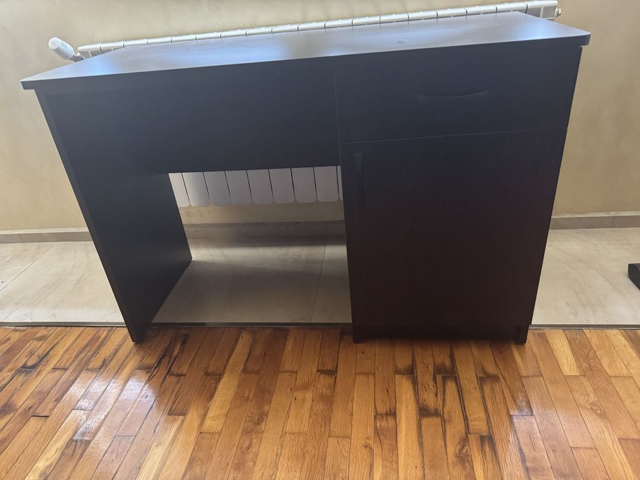 Дървено бюро с етажерка