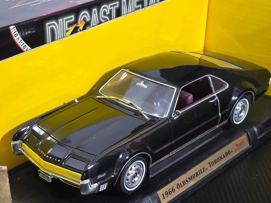 Macheta Auto 1/18 Road Signature 1966 Oldsmobile Toronado