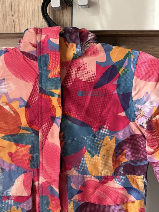 Пррдается куртка на девочку