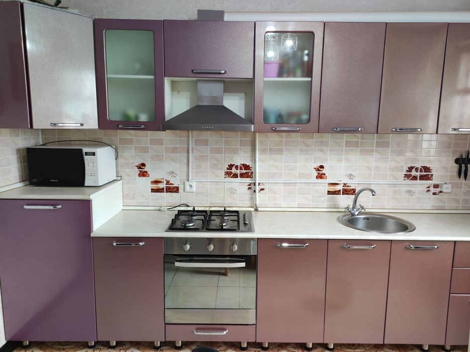 Продам кухонный гарнитур, в комплекте с техникой.