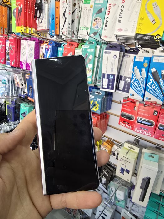 Z Fold 3. Ideal holatda 512GB.