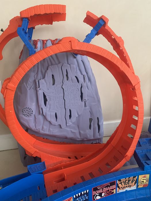 Hot Wheels Monster Trucks T-Rex Volcano