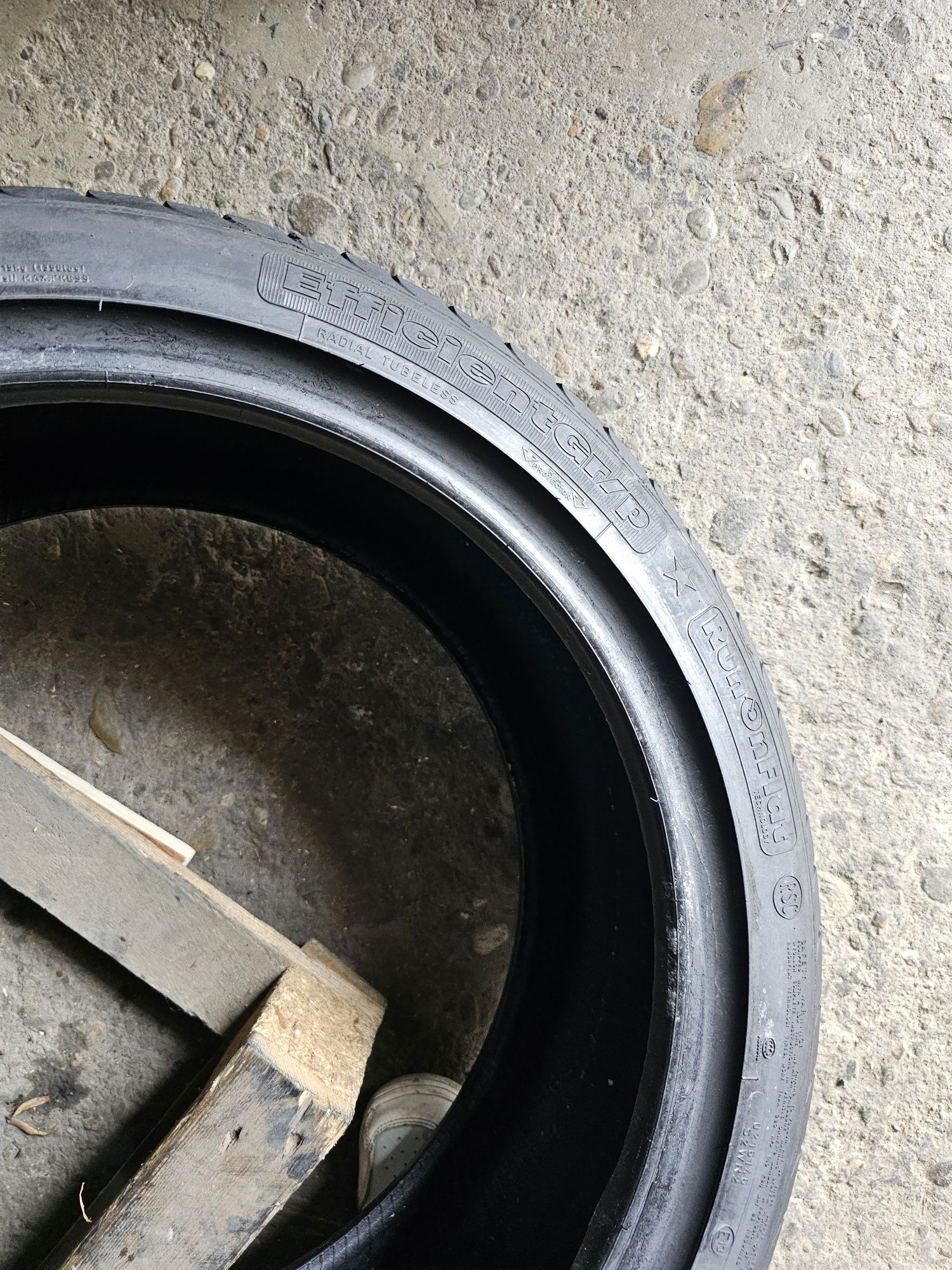 4 anvelope vara 225 45 18 Goodyear Runflat 7mm