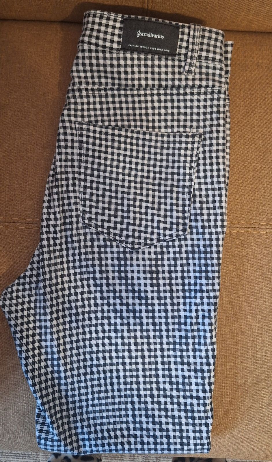 Blugi cu aplicatii sau pantaloni