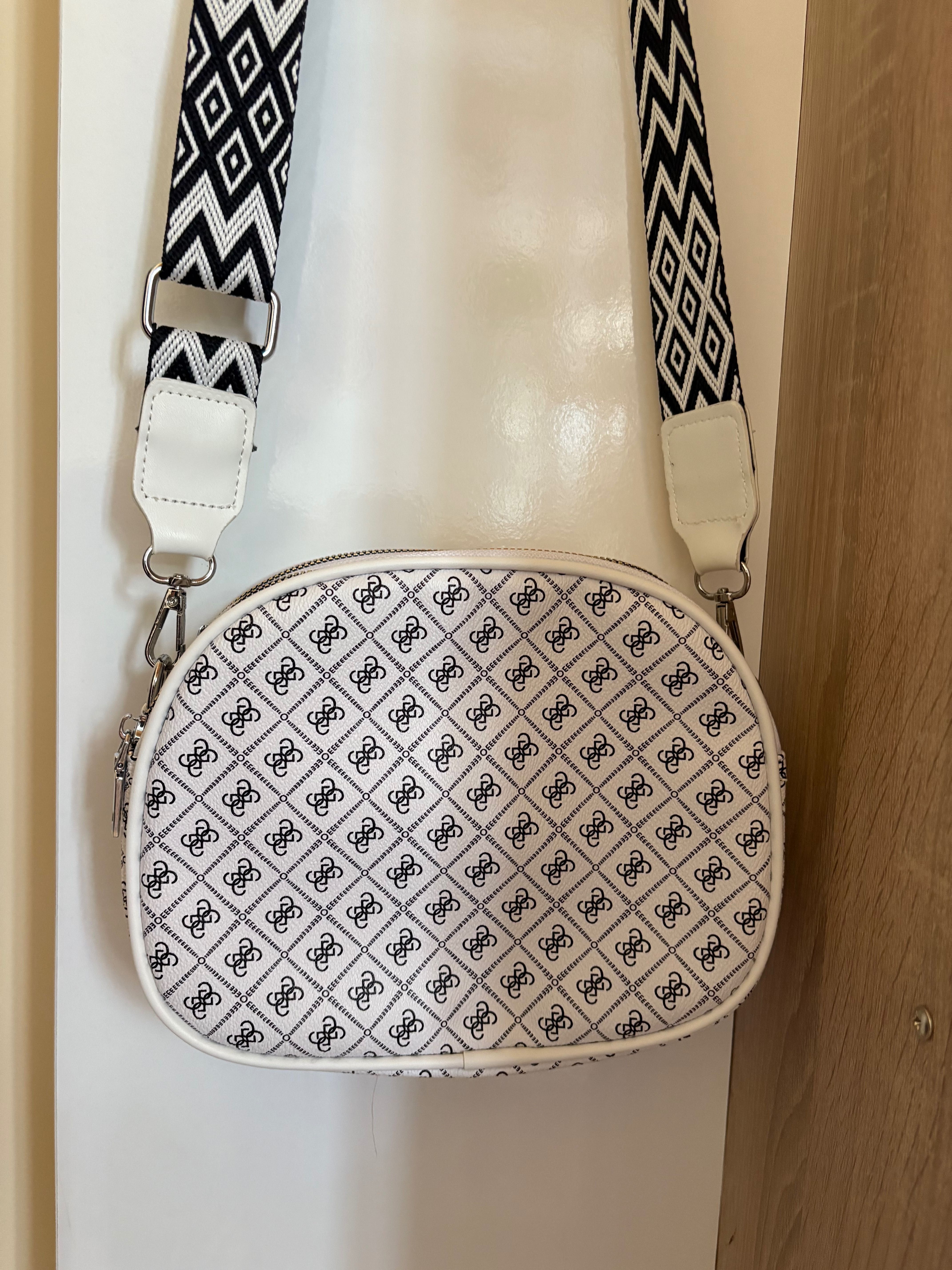 Дамска чанта guess