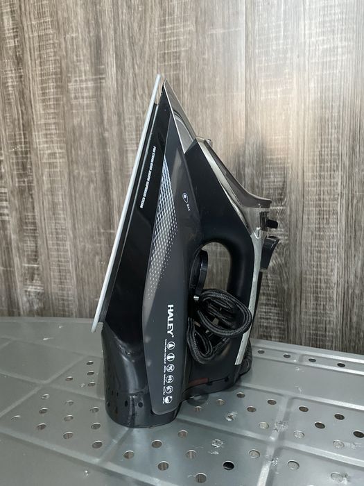 Утюг Haley. Классический с режимом опрыскивания