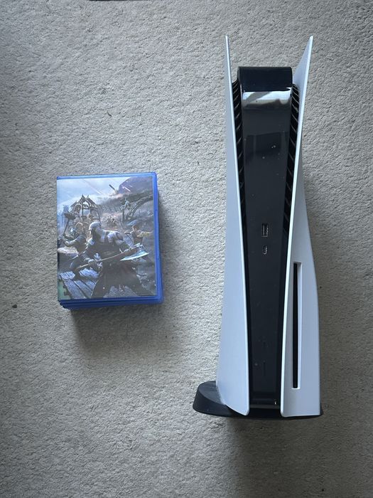 PS5 с игри, зареждаща станция и контролер