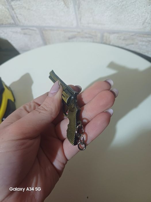 Метална висулка револвер