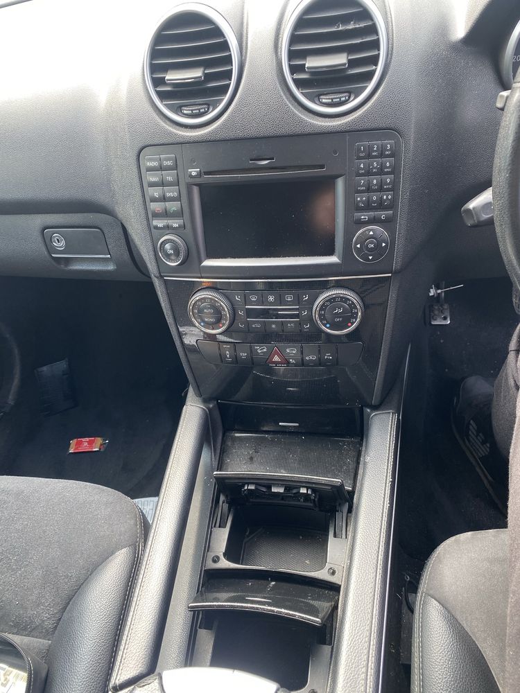 Централна конзола , волан, радио, навигация Mercedes ML w164