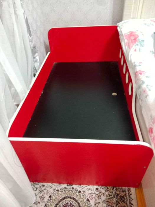 Детская кроватка "Яркая красная" — дарит радость и комфорт!