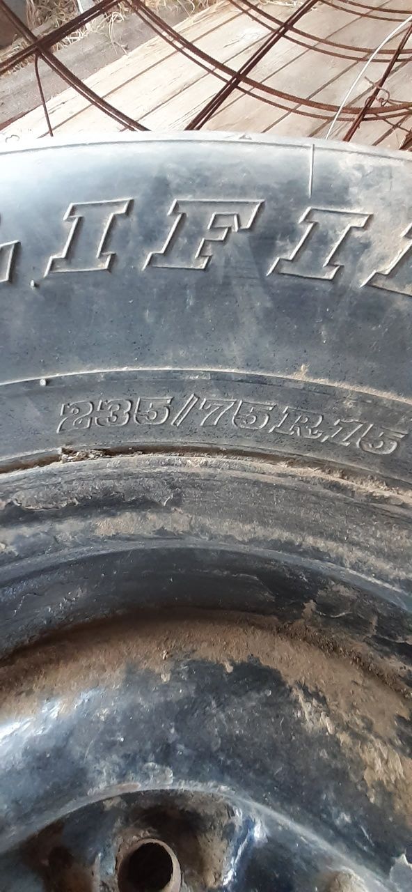Продавам гуми със джанти за Уаз 235/75 15