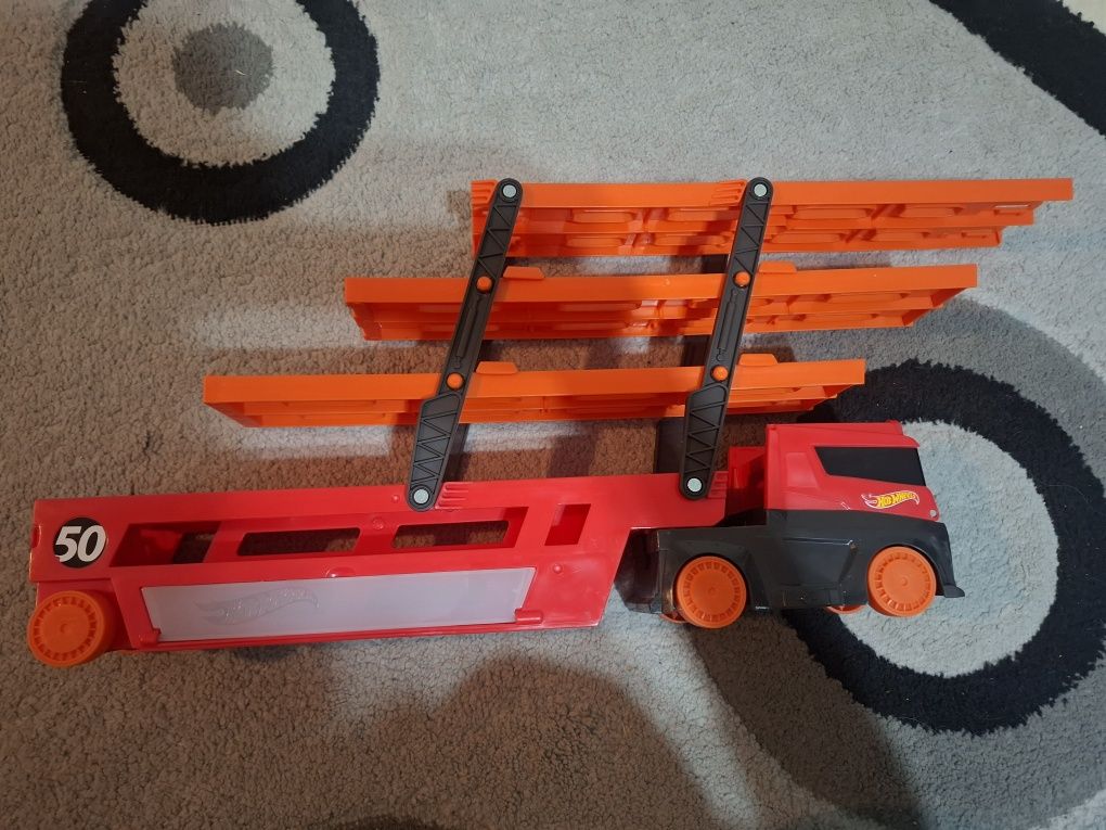 Камион автовоз на Hot wheels