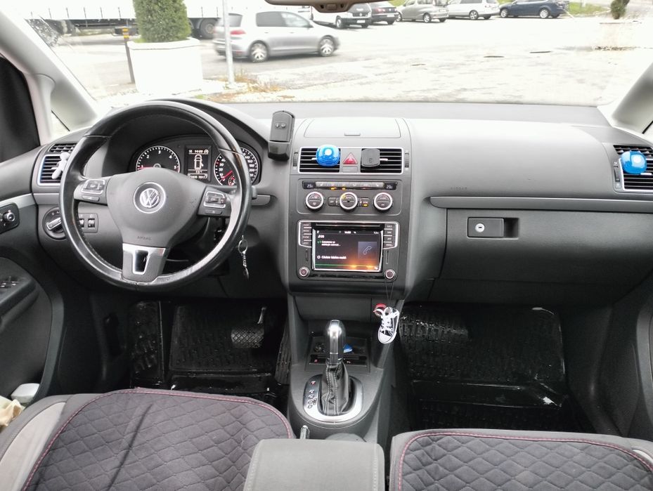VW Touran 5 locuri 2 litri diesel automat 5 locuri..