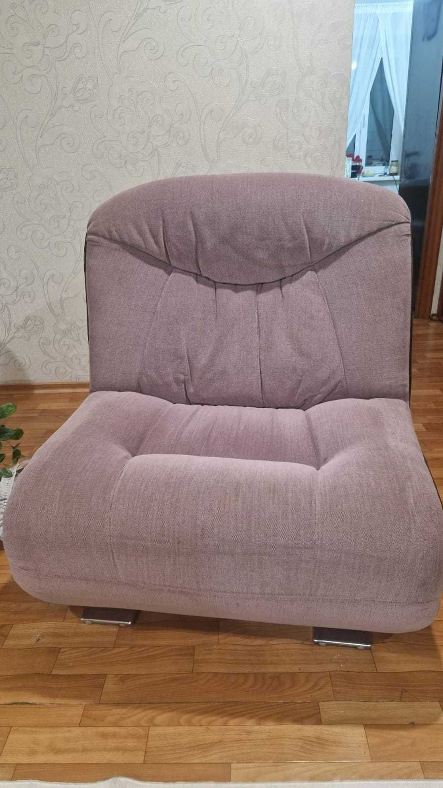Продам мягкую мебель: диван и 2 кресла