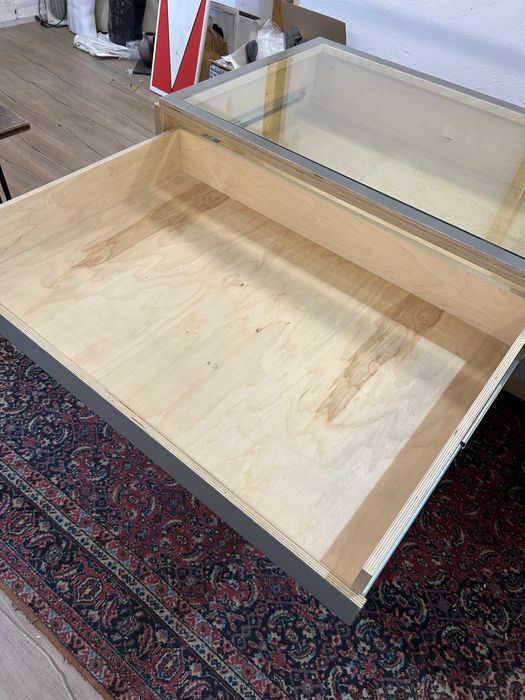 Продавам търговски тезгях/бюро за магазин