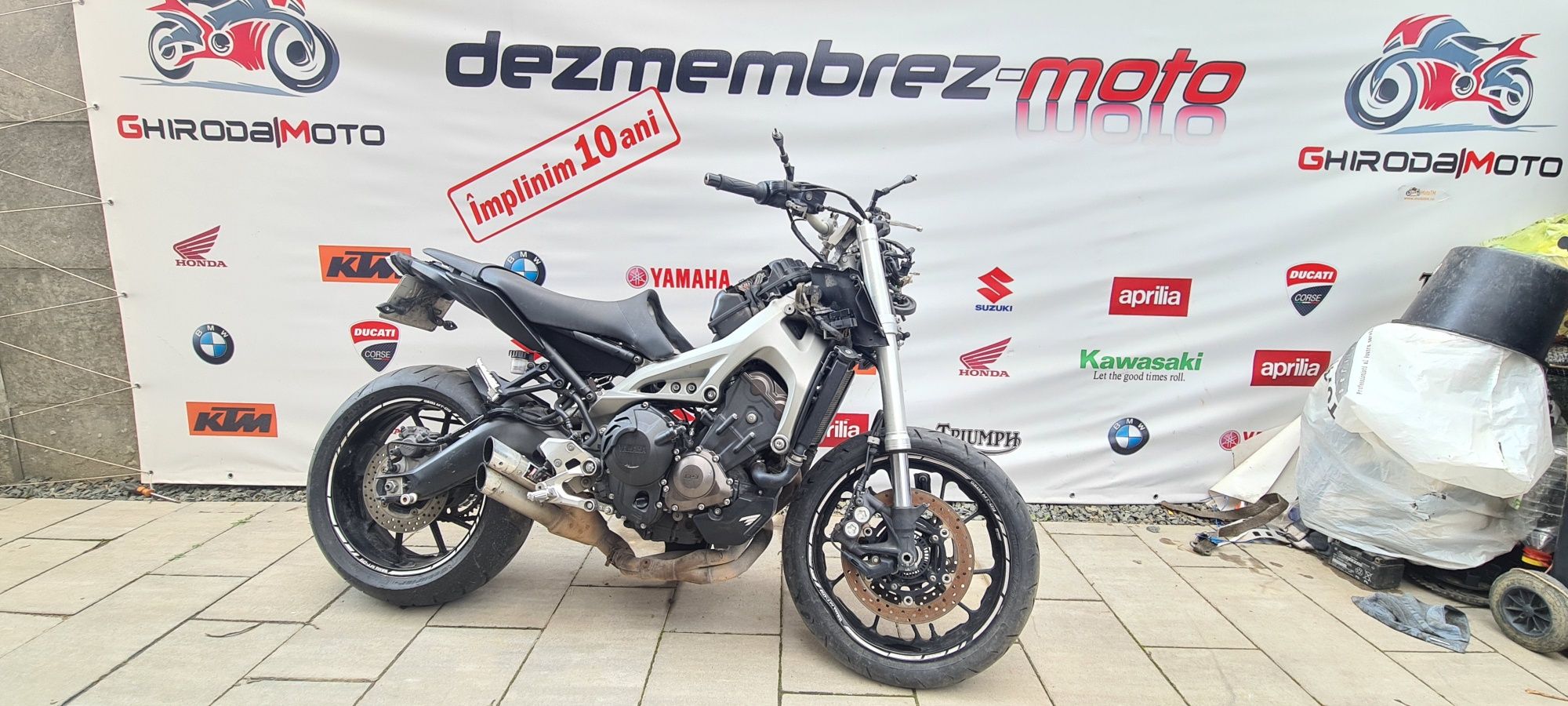 Yamaha MT09 MT 09  piese : scaun , cric central, motor , scarite , ghi