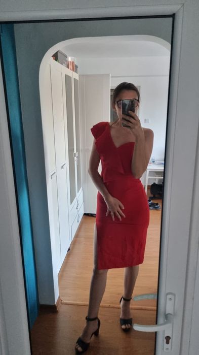 Rochie roșie   .