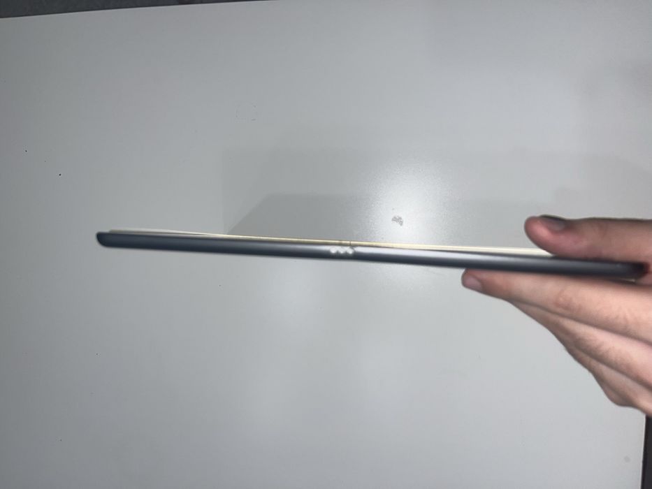 iPad 9 64GB ecran spart, functioneaza bine fara probleme