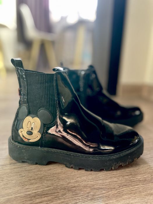 Продам детские ботинки