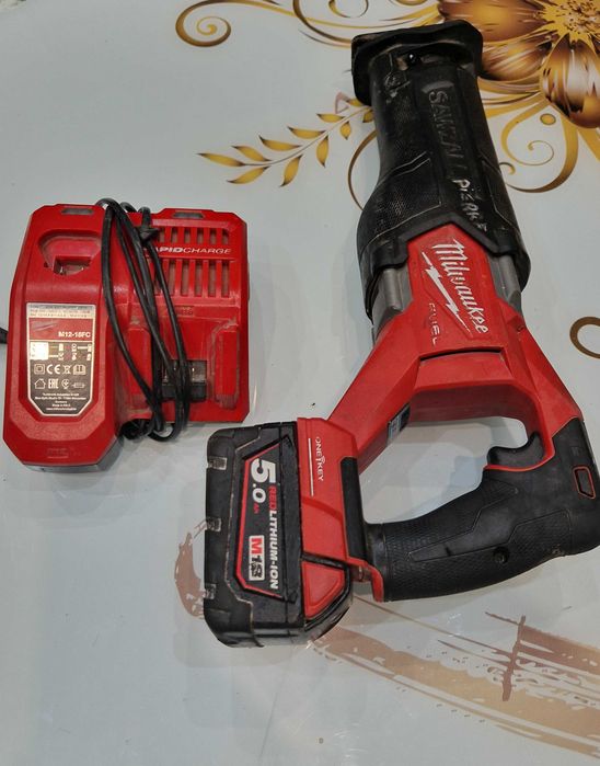 Milwaukee  саблен трион M18 FSZ
