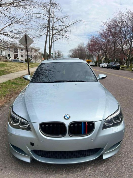 На части BMW E60, M5