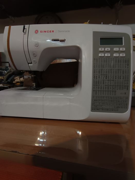 Mașină surfilat și cusut .