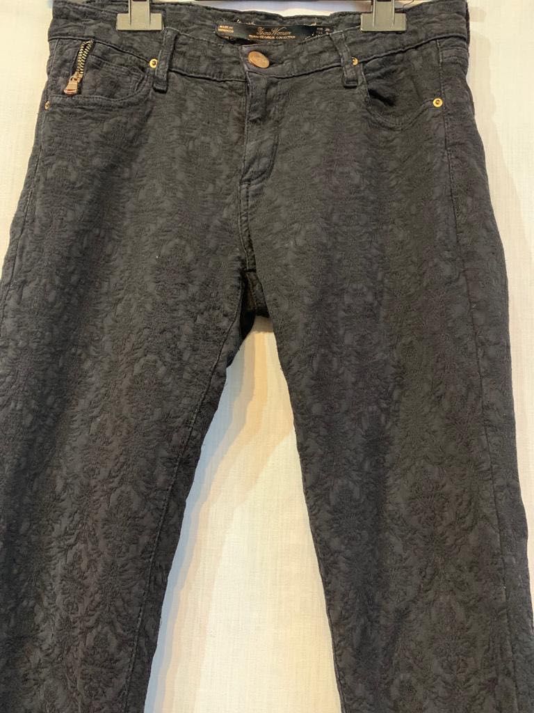 Pantaloni negri model floral Zara