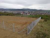 Gard din stalpi beton/metal cu plasa metalica