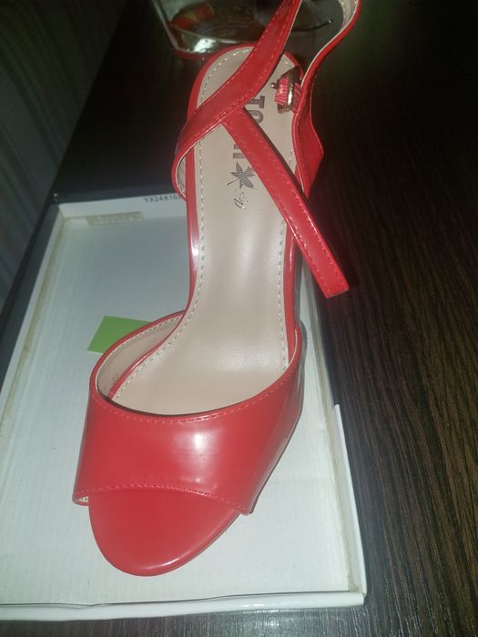 Pantofi rosii eleganti cu toc