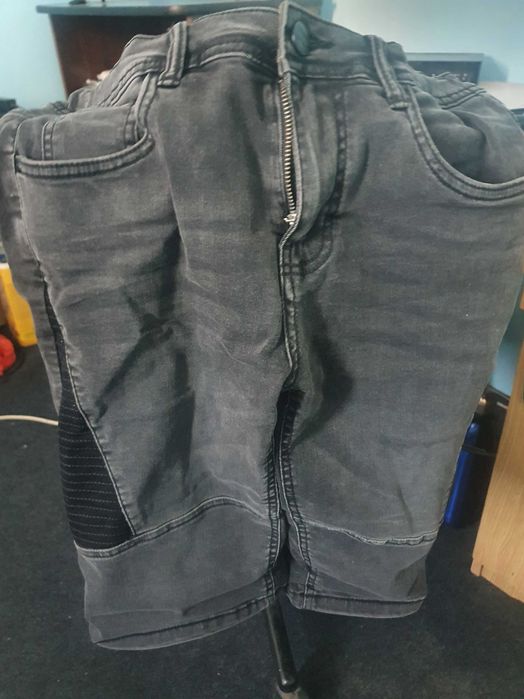 Pantaloni blugi scurti