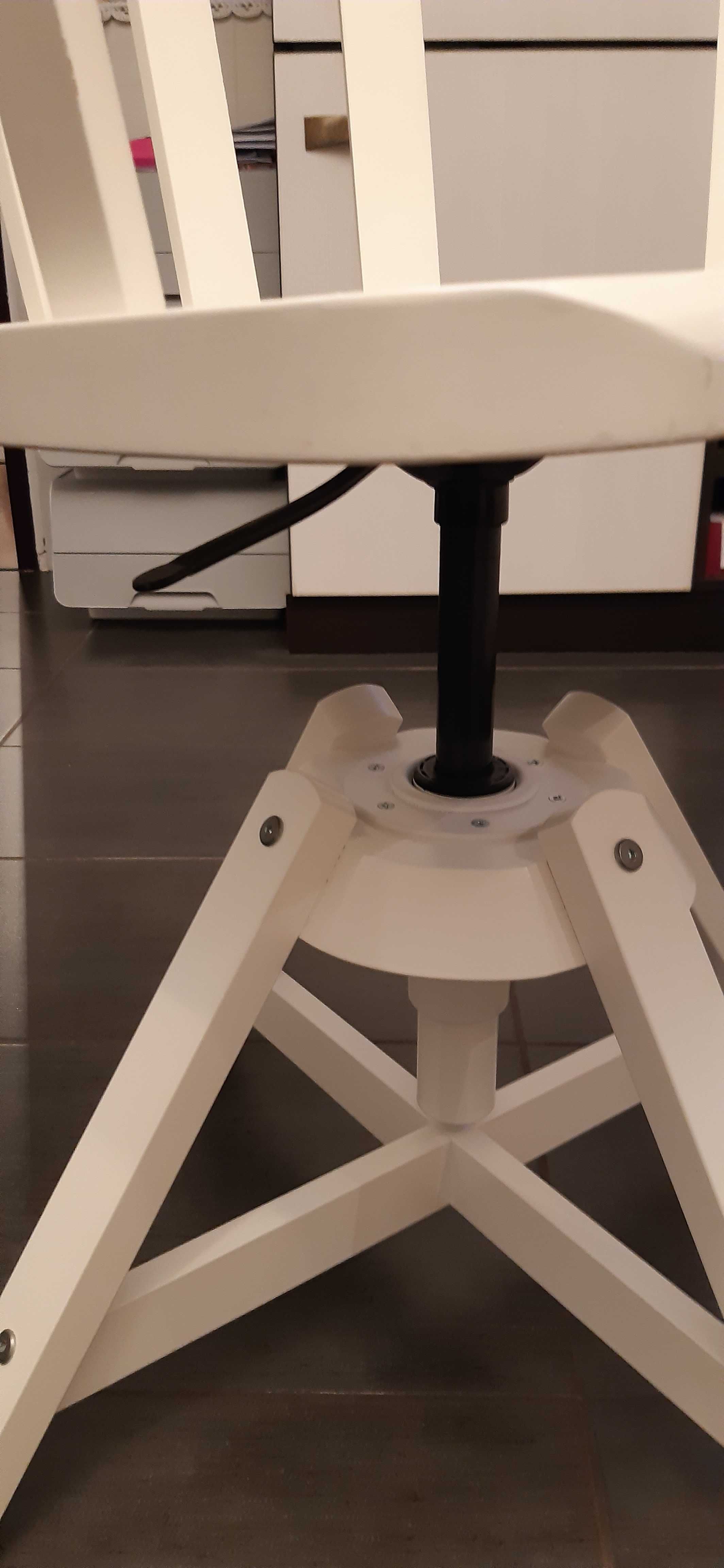 Scaun Ikea din lemn de mesteacan pivotant simplu alb