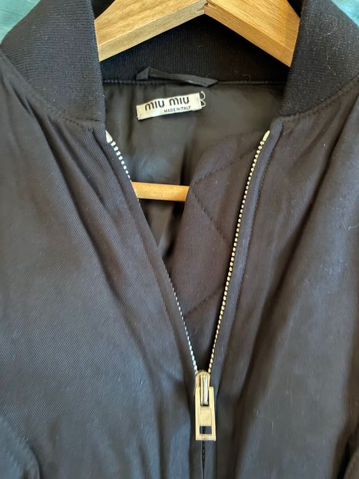 Bomber captusit pana in talie Miu Miu