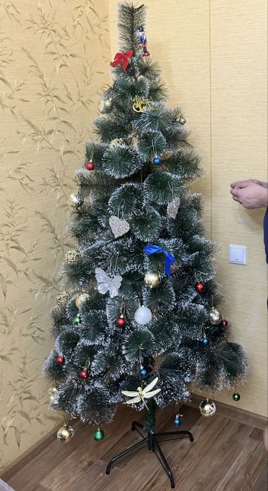 Искусственная ёлка высотой 170 см