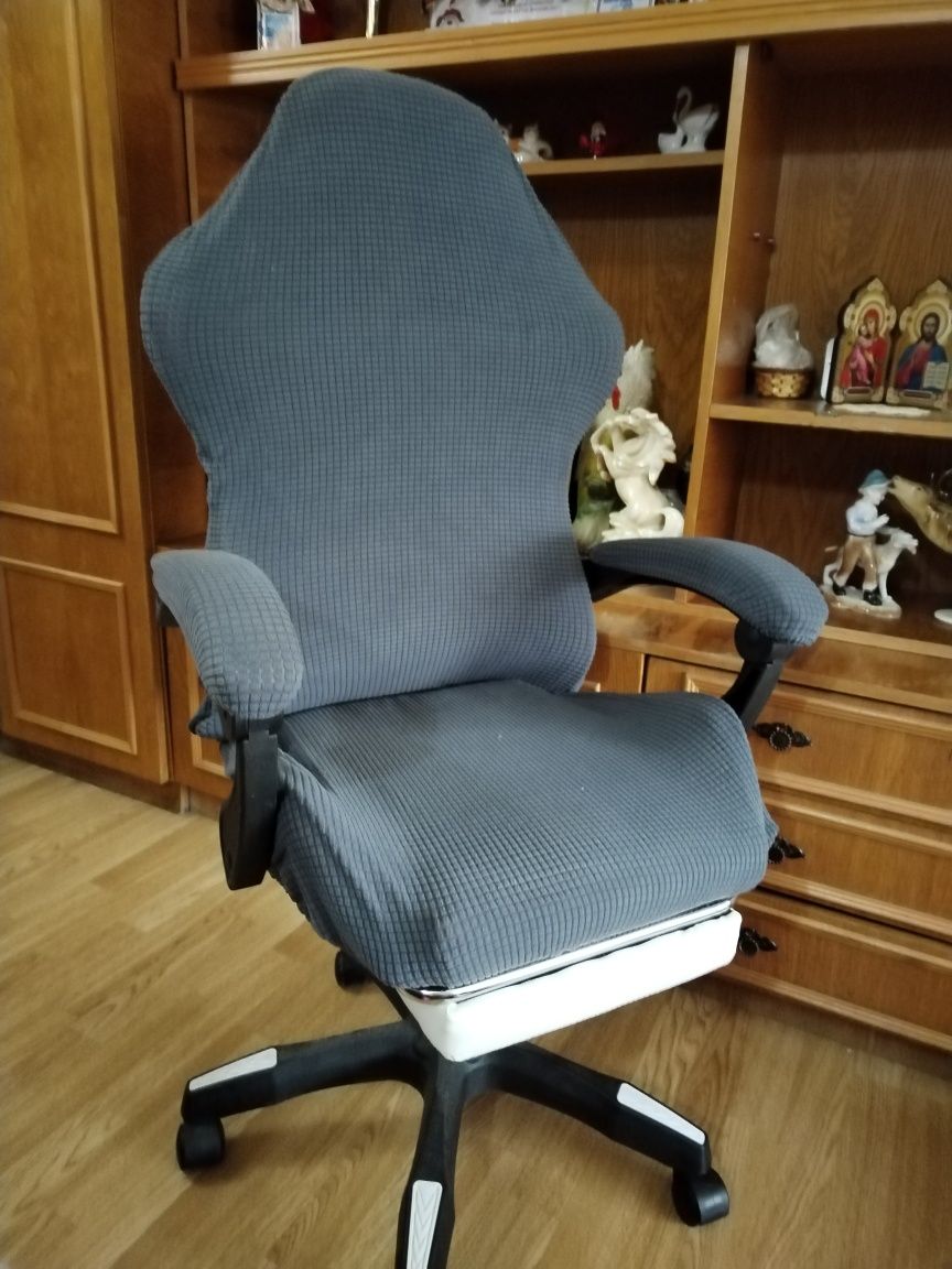 Vând scaun de birou neutilizat împreună cu husa de protecție.