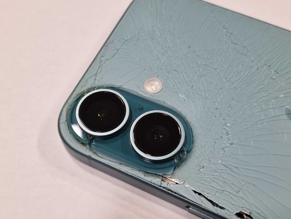 Apple iPhone 16 128GB / спукан гръб