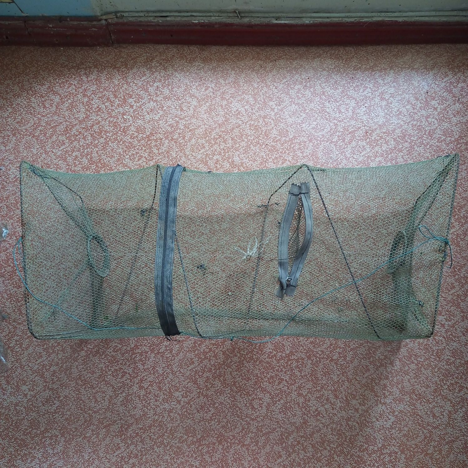 Снасти, садок для рыбы и другое.