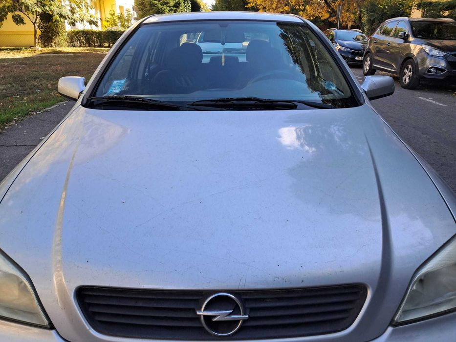 Mașină Opel Astra