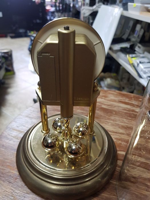 Немски настолен кварцов часовник с колба