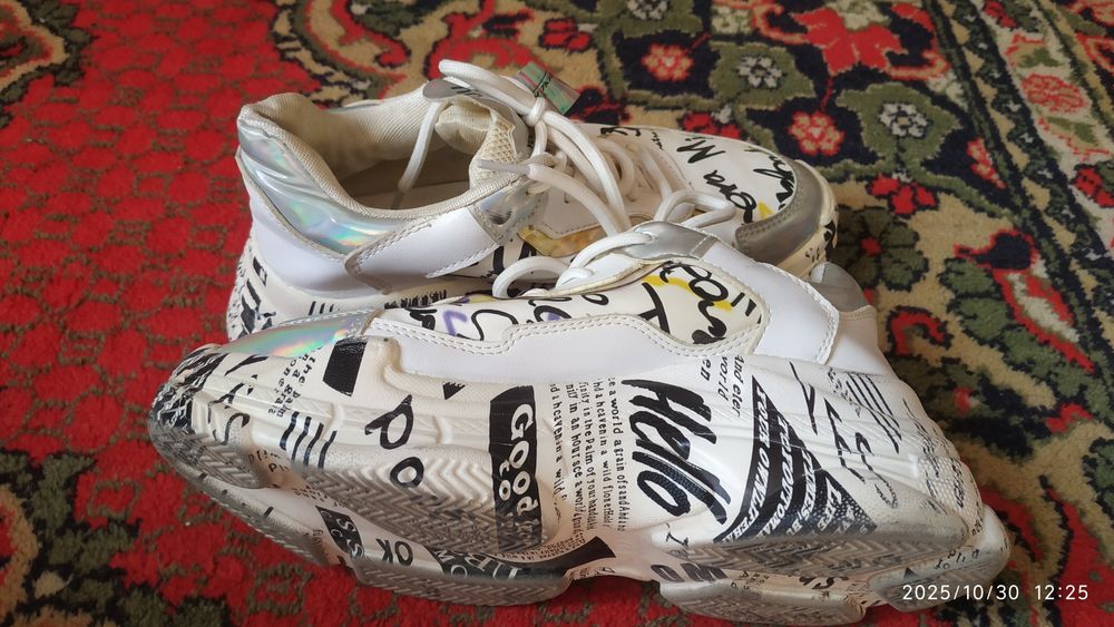 Кроссовки женские