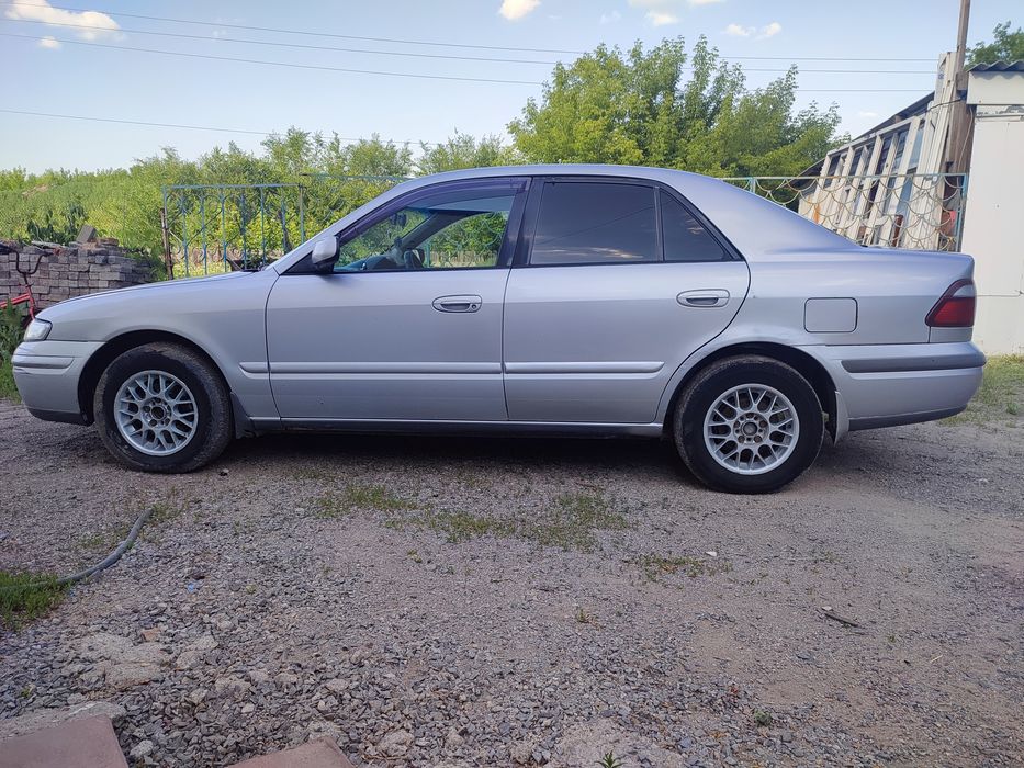 Легковая автомобил Мазда птичка