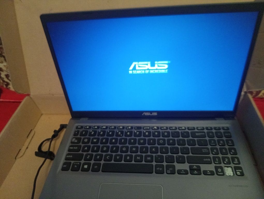 Leptop ASUS dar nu are o tastă  .