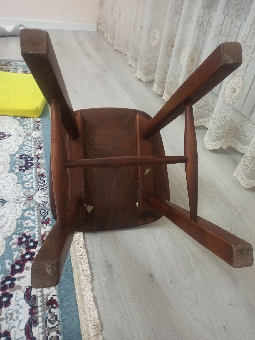 Стулья из красного дерева.