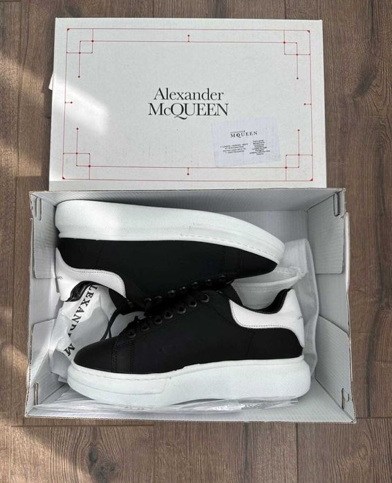 Mcuqeen Negru cu Alb 36-44 (Verificare Colet)