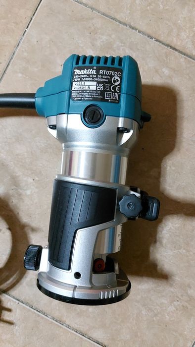 Masina de frezat si taiat Makita RT0702C