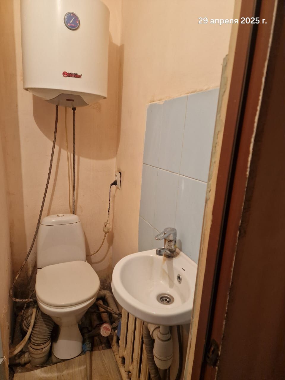 Сдаётся комната в общежитии с душем внутри.