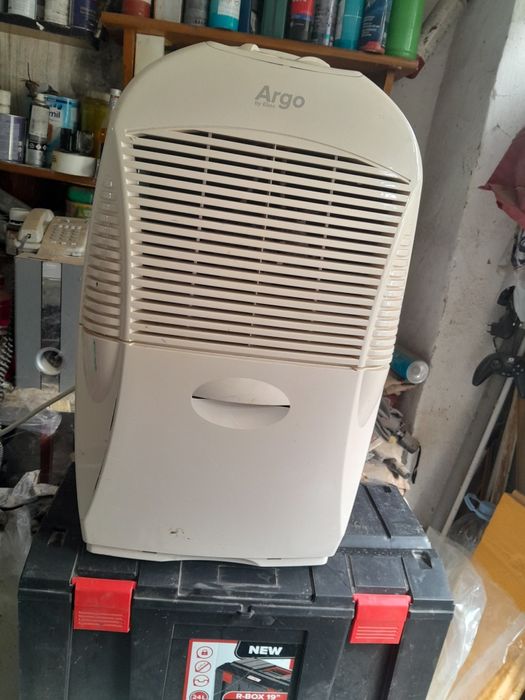 Vând dezumidificator