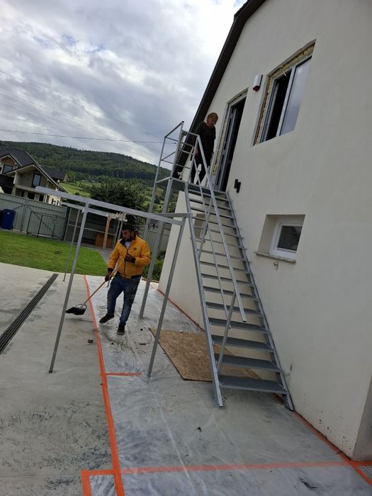 Scări metalice galvanizate, robuste și durabile, ideale pentru accesul