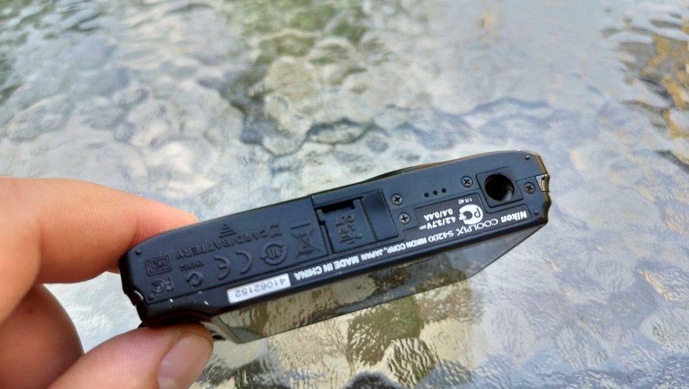 Compact Digital Camera Nikon Coolpix S4200 16.0 mp touch screen