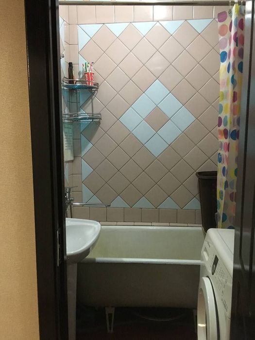 Tinchlik metro yonida