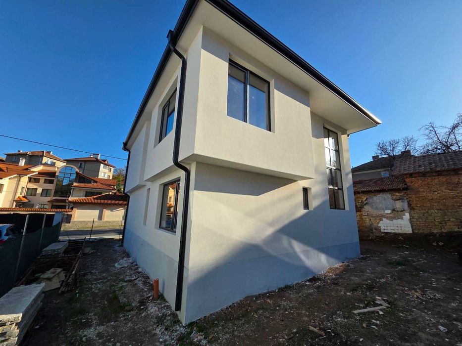 1788-Продава се двуетажна тухлена на плоча къща в кв. Добровски!